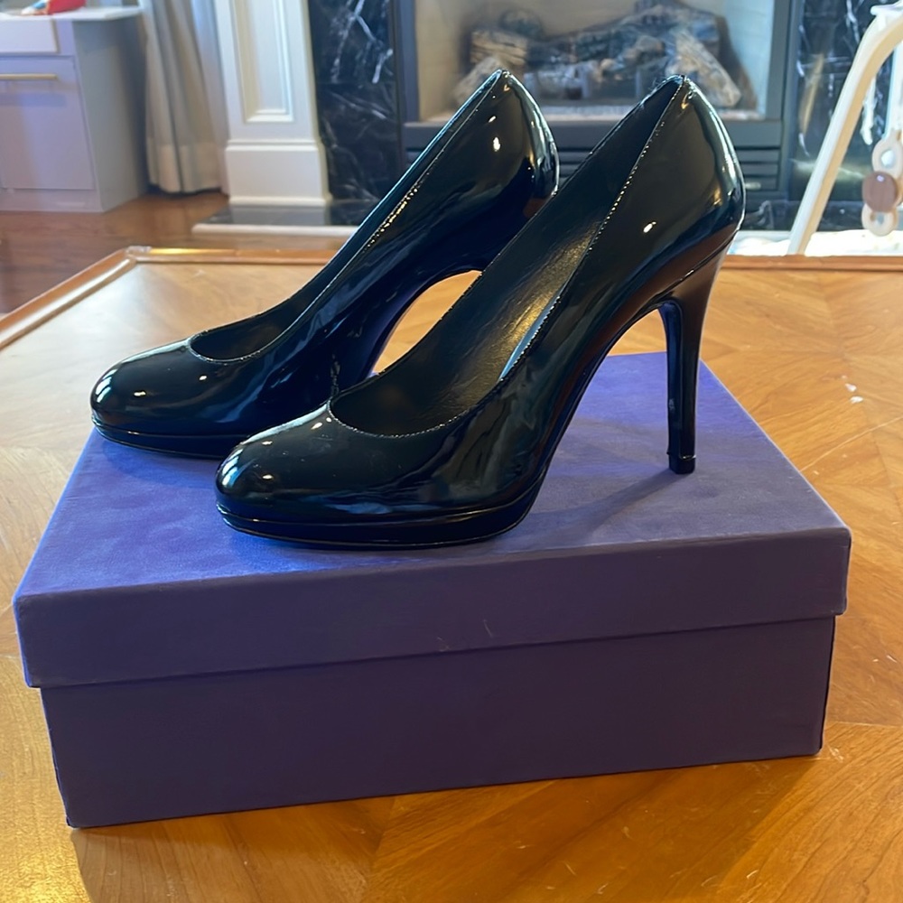 NIB Stuart Weitzman Platswoon black patent leather pumps